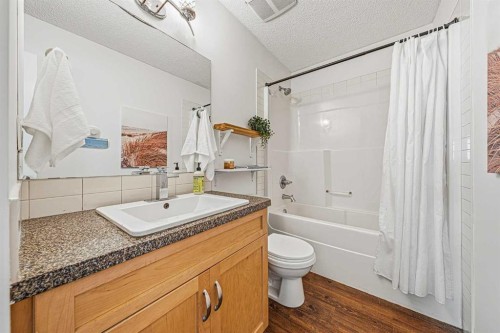 31 Jumping Pound Rise, Cochrane, AB - Indoor Photo Showing Bathroom