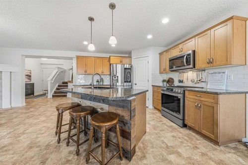 31 Jumping Pound Rise, Cochrane, AB - Indoor Photo Showing Kitchen