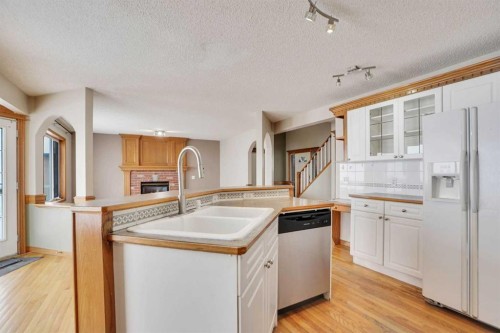 50 Hampstead Gardens Nw, Calgary, AB - Indoor Photo Showing Kitchen With Double Sink