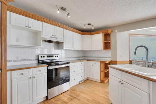 50 Hampstead Gardens Nw, Calgary, AB - Indoor Photo Showing Kitchen