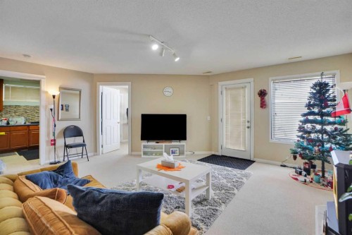 50 Hampstead Gardens Nw, Calgary, AB - Indoor Photo Showing Living Room
