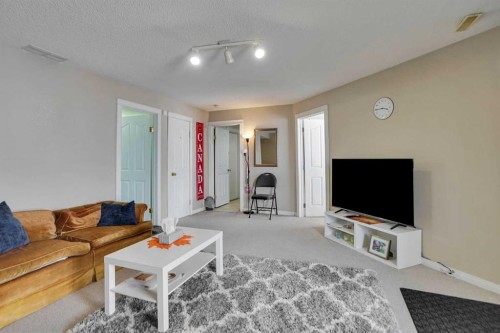 50 Hampstead Gardens Nw, Calgary, AB - Indoor Photo Showing Living Room