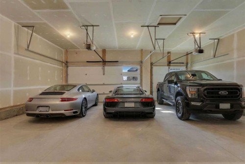 194 Muirfield Boulevard, Lyalta, AB - Indoor Photo Showing Garage