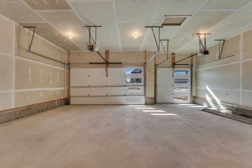 194 Muirfield Boulevard, Lyalta, AB - Indoor Photo Showing Garage