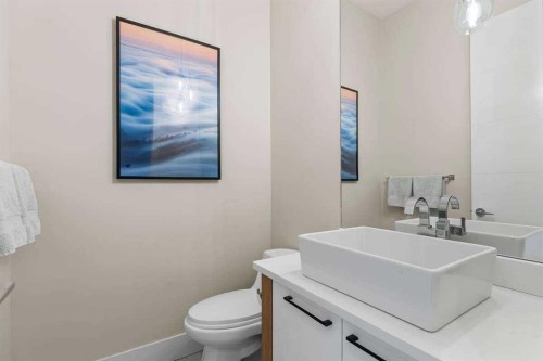 4128 7 Avenue Sw, Calgary, AB - Indoor Photo Showing Bathroom