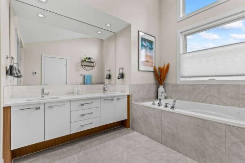 4128 7 Avenue Sw, Calgary, AB - Indoor Photo Showing Bathroom