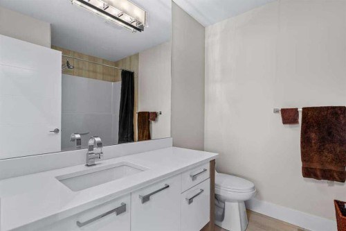 4128 7 Avenue Sw, Calgary, AB - Indoor Photo Showing Bathroom