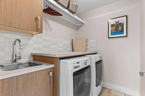 4128 7 Avenue Sw, Calgary, AB - Indoor Photo Showing Laundry Room