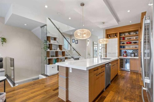 4128 7 Avenue Sw, Calgary, AB - Indoor Photo Showing Kitchen