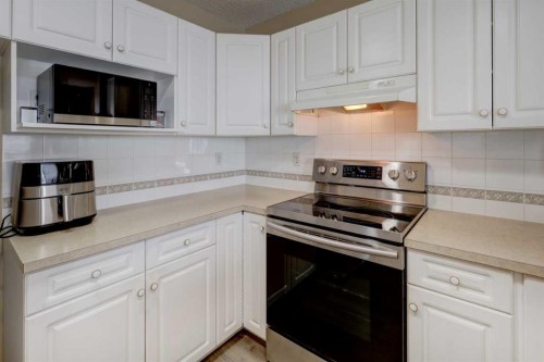 22 Tarington Landing Ne, Calgary, AB - Indoor Photo Showing Kitchen