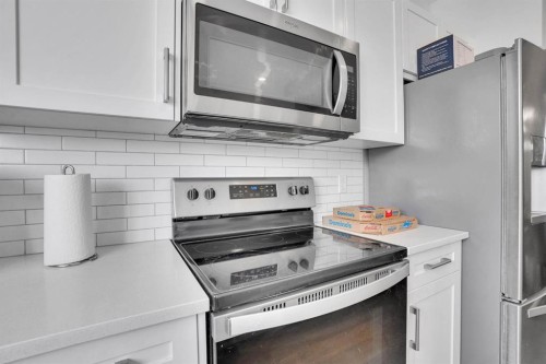137 Seton Villas Se, Calgary, AB - Indoor Photo Showing Kitchen