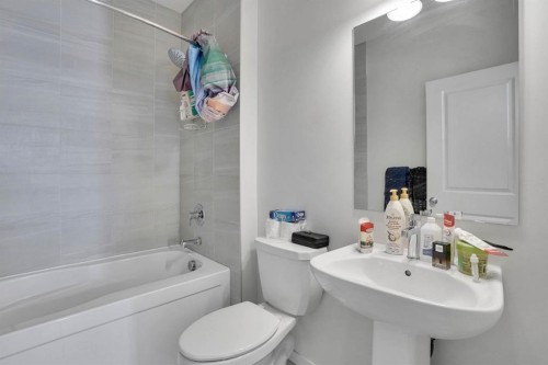 137 Seton Villas Se, Calgary, AB - Indoor Photo Showing Bathroom
