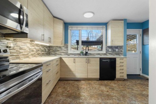 16 Midridge Gardens Se, Calgary, AB - Indoor Photo Showing Kitchen With Upgraded Kitchen