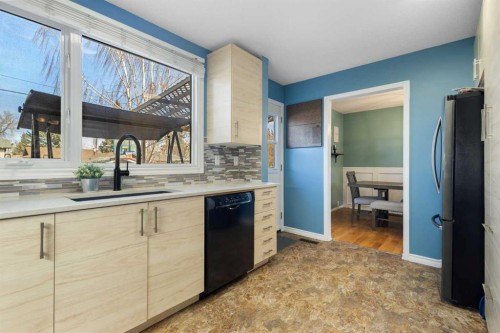 16 Midridge Gardens Se, Calgary, AB - Indoor Photo Showing Kitchen
