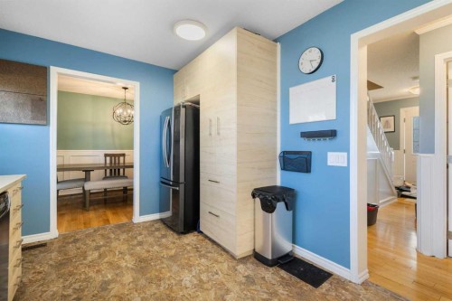 16 Midridge Gardens Se, Calgary, AB - Indoor