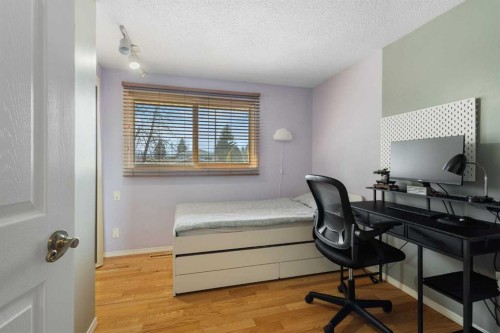 16 Midridge Gardens Se, Calgary, AB - Indoor