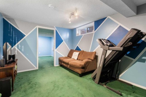 16 Midridge Gardens Se, Calgary, AB - Indoor