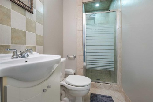 16 Midridge Gardens Se, Calgary, AB - Indoor Photo Showing Bathroom