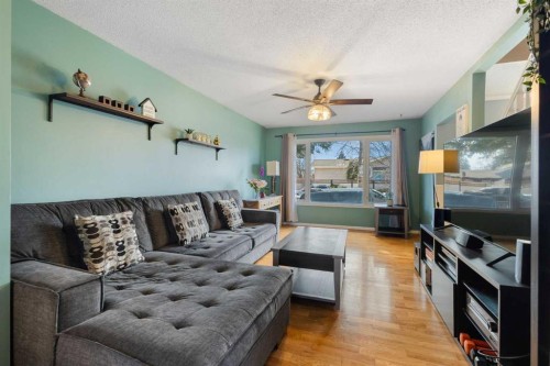16 Midridge Gardens Se, Calgary, AB - Indoor Photo Showing Living Room