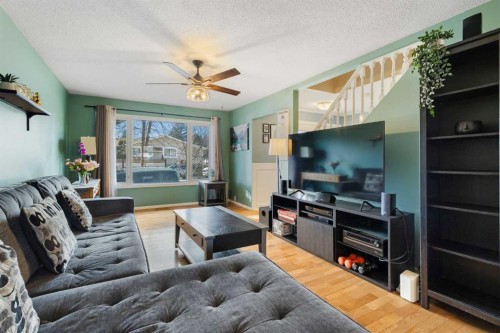 16 Midridge Gardens Se, Calgary, AB - Indoor Photo Showing Living Room