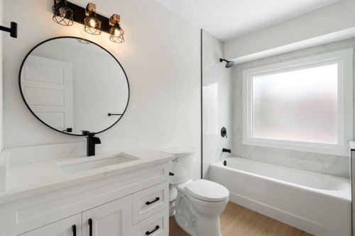 24 Hawkwood Crescent Nw, Calgary, AB - Indoor Photo Showing Bathroom