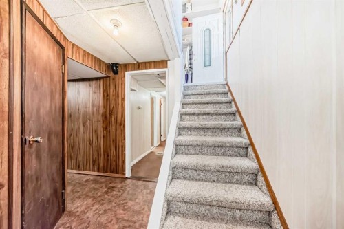 2205 80 Avenue Se, Calgary, AB - Indoor Photo Showing Other Room