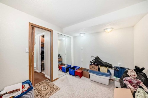 2205 80 Avenue Se, Calgary, AB - Indoor Photo Showing Other Room