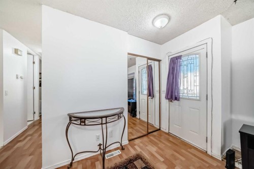 2205 80 Avenue Se, Calgary, AB - Indoor Photo Showing Other Room
