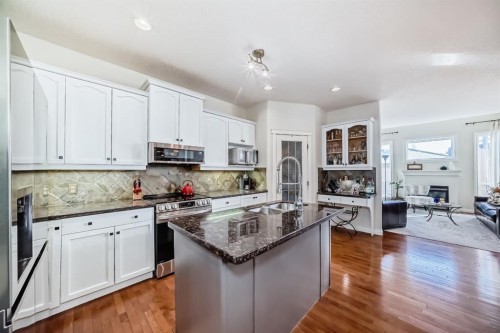 1436 41 Street Sw, Calgary, AB - Indoor Photo Showing Kitchen With Double Sink With Upgraded Kitchen