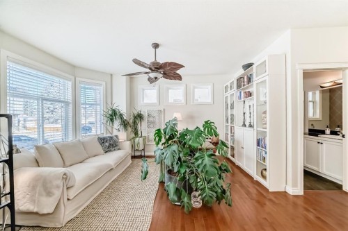 1436 41 Street Sw, Calgary, AB - Indoor Photo Showing Living Room