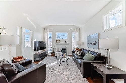 1436 41 Street Sw, Calgary, AB - Indoor Photo Showing Living Room