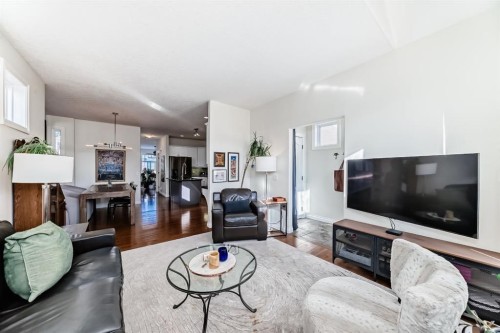 1436 41 Street Sw, Calgary, AB - Indoor Photo Showing Living Room