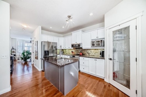 1436 41 Street Sw, Calgary, AB - Indoor Photo Showing Kitchen With Upgraded Kitchen
