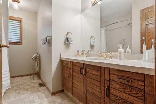 9948 Patton Road Sw, Calgary, AB - Indoor Photo Showing Bathroom