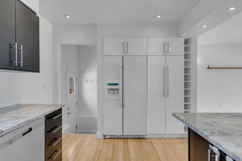 113 Langton Drive Sw, Calgary, AB - Indoor Photo Showing Kitchen