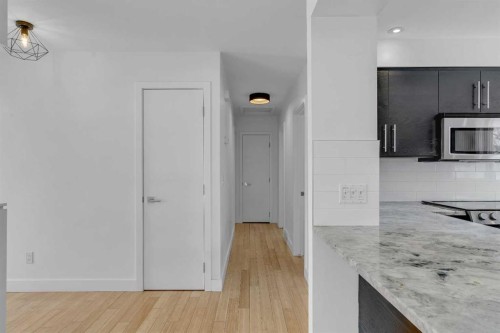 113 Langton Drive Sw, Calgary, AB - Indoor