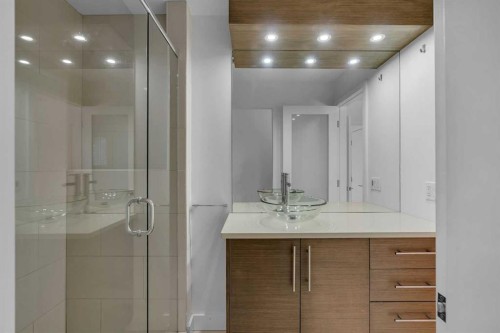 113 Langton Drive Sw, Calgary, AB - Indoor Photo Showing Bathroom