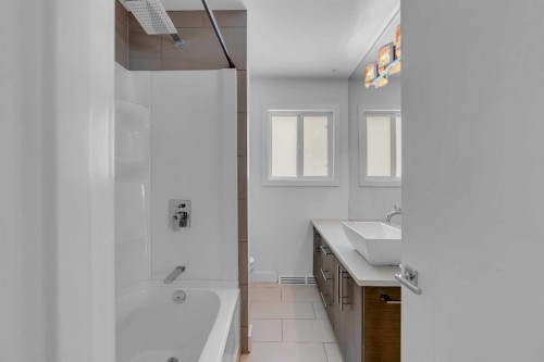 113 Langton Drive Sw, Calgary, AB - Indoor Photo Showing Bathroom