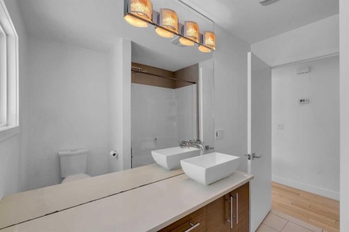 113 Langton Drive Sw, Calgary, AB - Indoor Photo Showing Bathroom