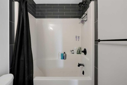 175 Magnolia Way Se, Calgary, AB - Indoor Photo Showing Bathroom