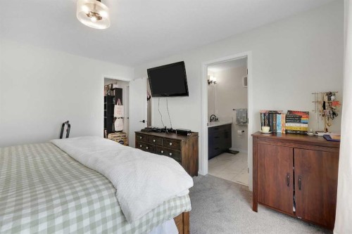 175 Magnolia Way Se, Calgary, AB - Indoor Photo Showing Bedroom