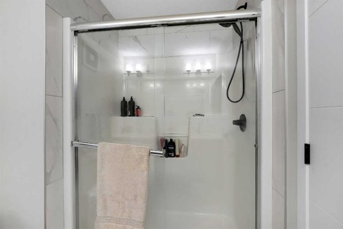 175 Magnolia Way Se, Calgary, AB - Indoor Photo Showing Bathroom