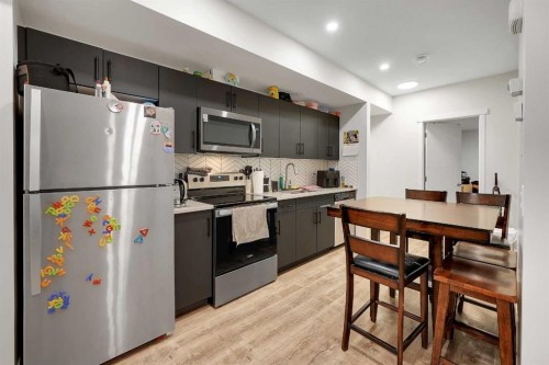 175 Magnolia Way Se, Calgary, AB - Indoor Photo Showing Kitchen