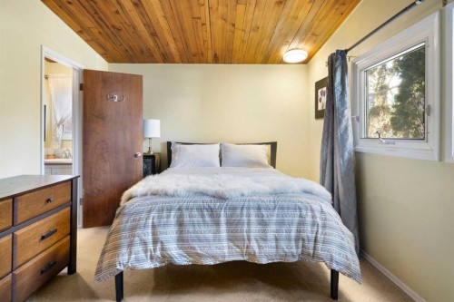 3511 Lakeside Crescent Sw, Calgary, AB - Indoor Photo Showing Bedroom