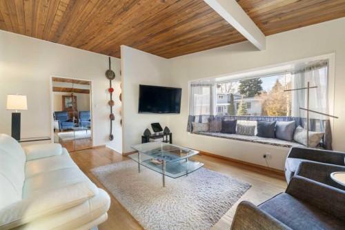 3511 Lakeside Crescent Sw, Calgary, AB - Indoor Photo Showing Living Room