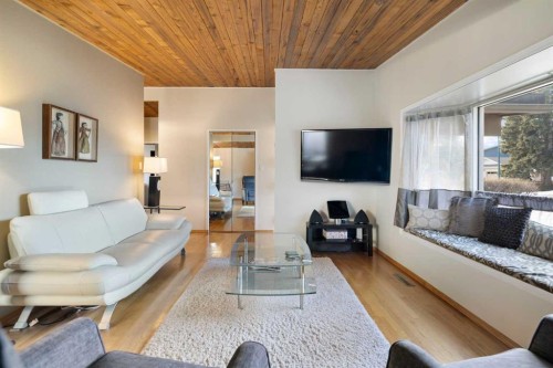 3511 Lakeside Crescent Sw, Calgary, AB - Indoor Photo Showing Living Room