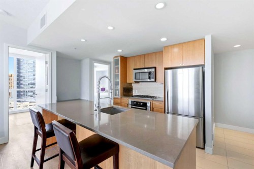 1902-1118 12 Avenue Sw, Calgary, AB - Indoor Photo Showing Kitchen With Upgraded Kitchen