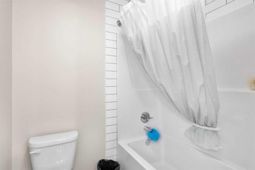 82 Cranbrook Crescent Se, Calgary, AB - Indoor Photo Showing Bathroom
