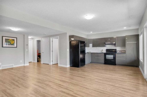 82 Cranbrook Crescent Se, Calgary, AB - Indoor Photo Showing Kitchen