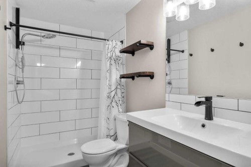 82 Cranbrook Crescent Se, Calgary, AB - Indoor Photo Showing Bathroom